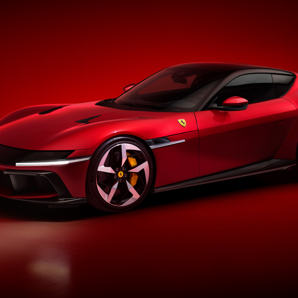 Автомобиль Ferrari 12Cilindri 2024 года на красном фоне