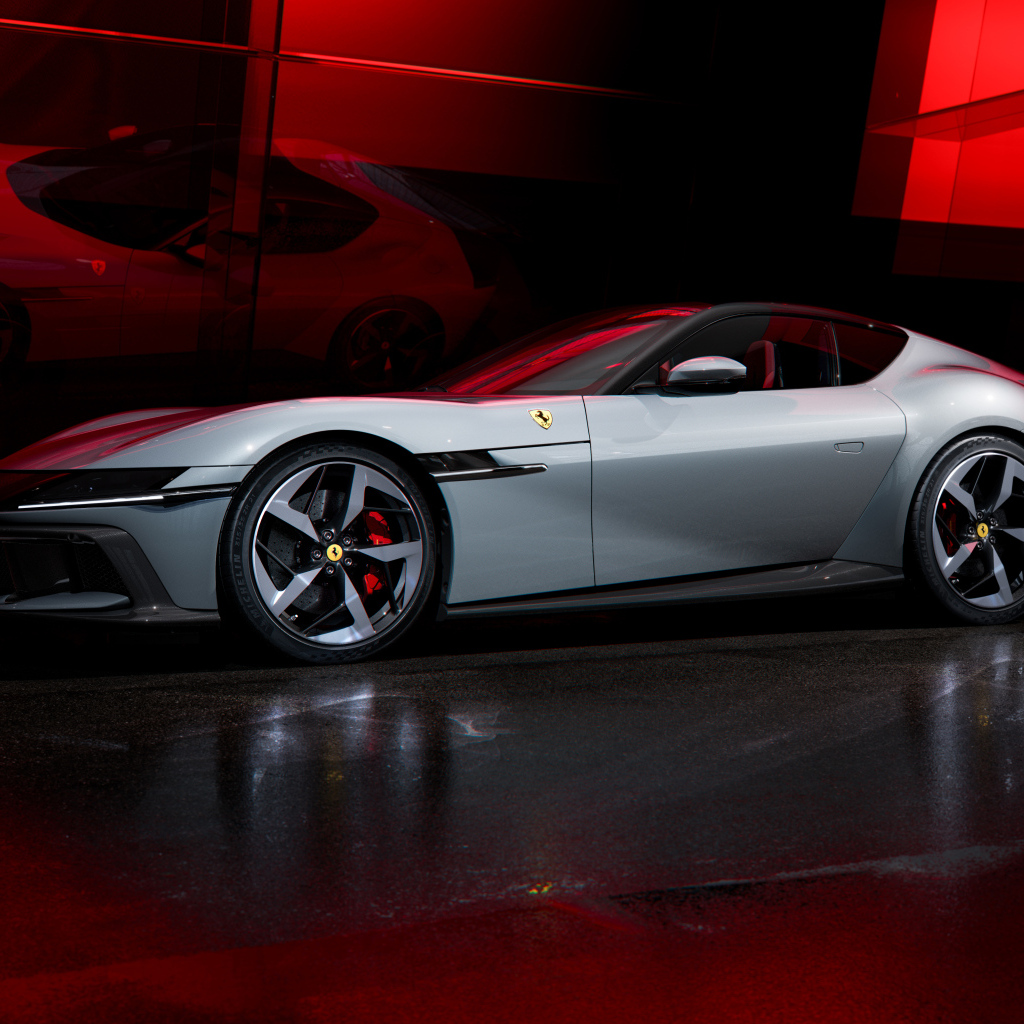 Дорогой серебристый автомобиль Ferrari 12Cilindri 2024 года