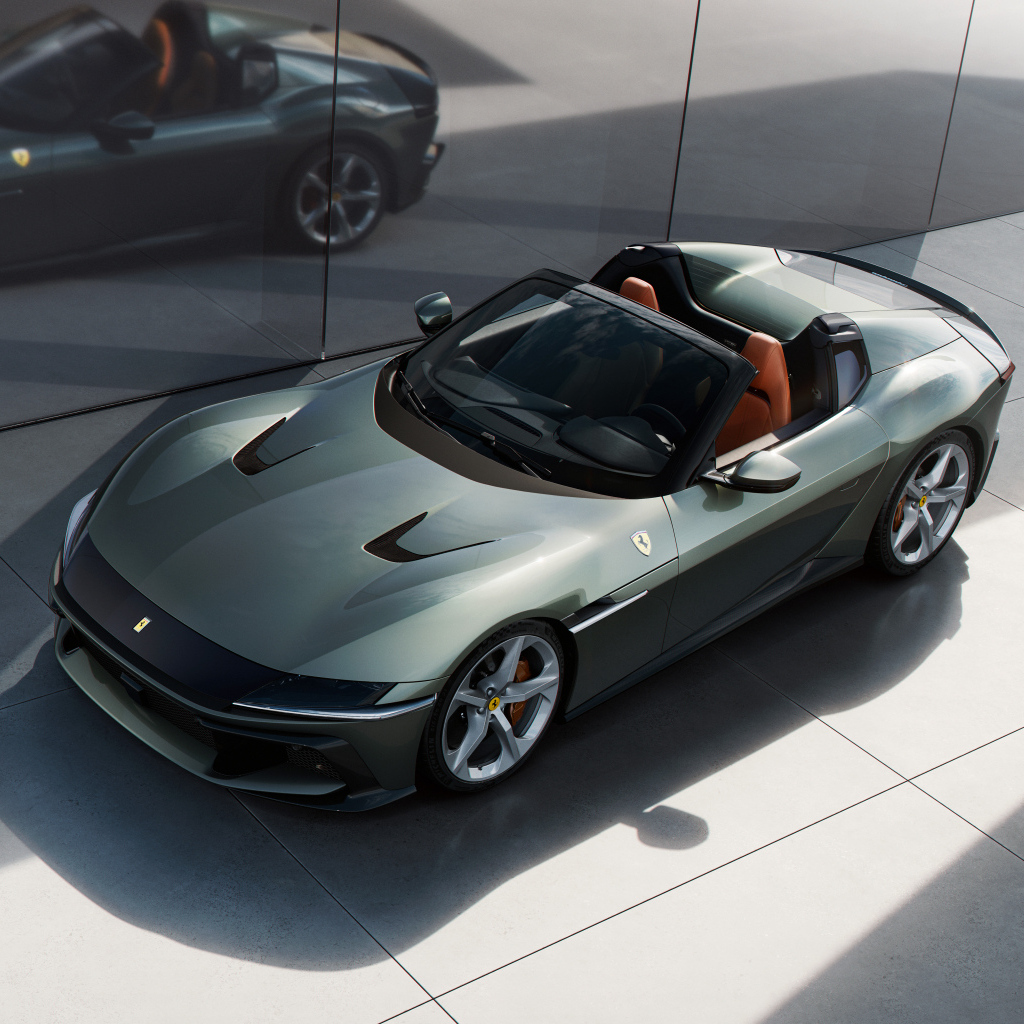 Быстрый автомобиль Ferrari 12Cilindri Spider 2024 года