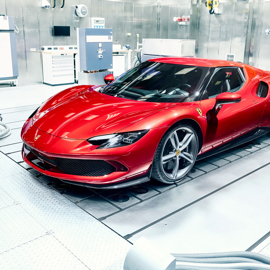 Вид спереди на красный автомобиль Ferrari 296 GTB