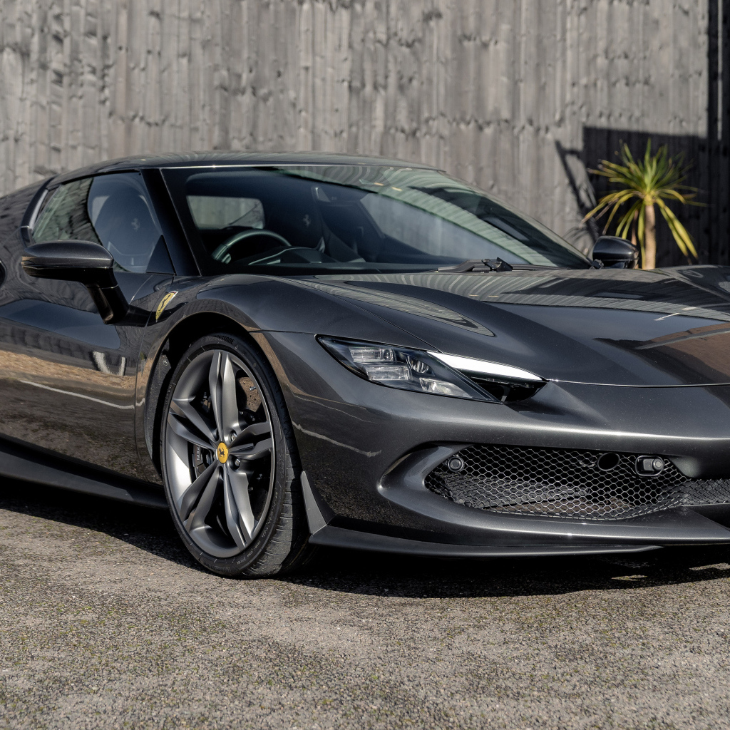 Серый быстрый автомобиль Ferrari 296 GTB