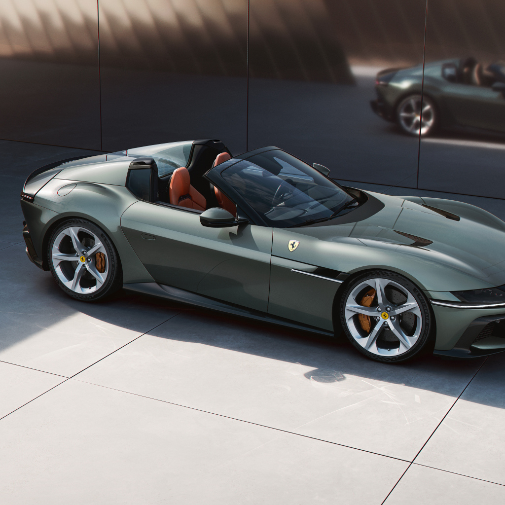 Зеленый автомобиль Ferrari 12Cilindri Spider 2024 года