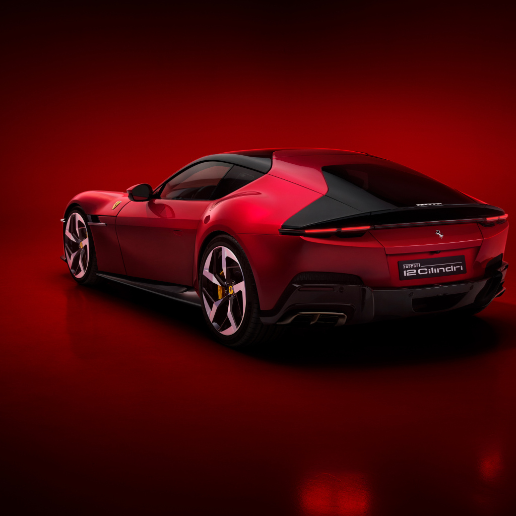 Вид сзади на красный автомобиль Ferrari 12Cilindri 2024  года
