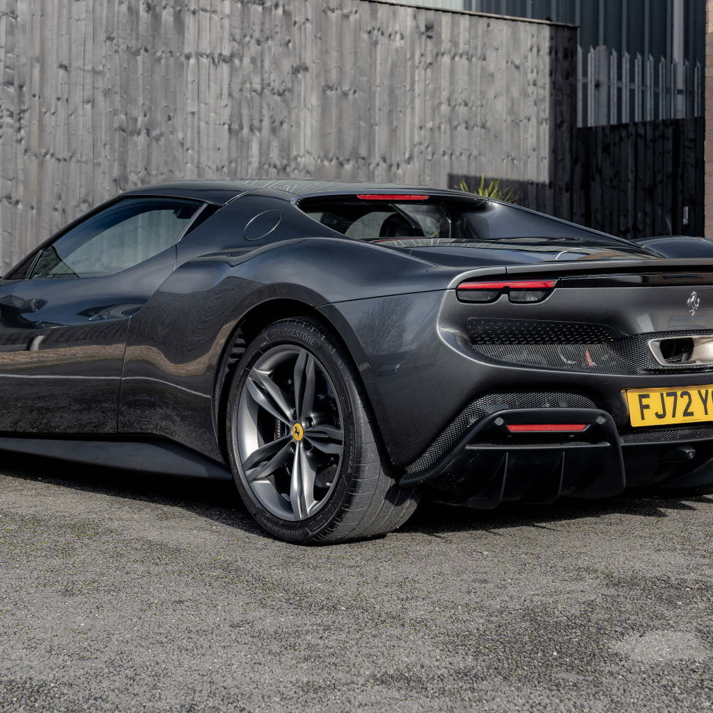 Вид сзади на автомобиль Ferrari 296 GTB