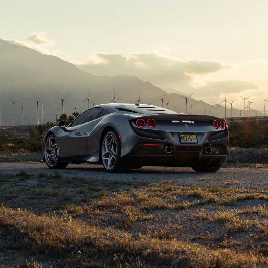 Вид сзади на автомобиль Ferrari F8 Tributo