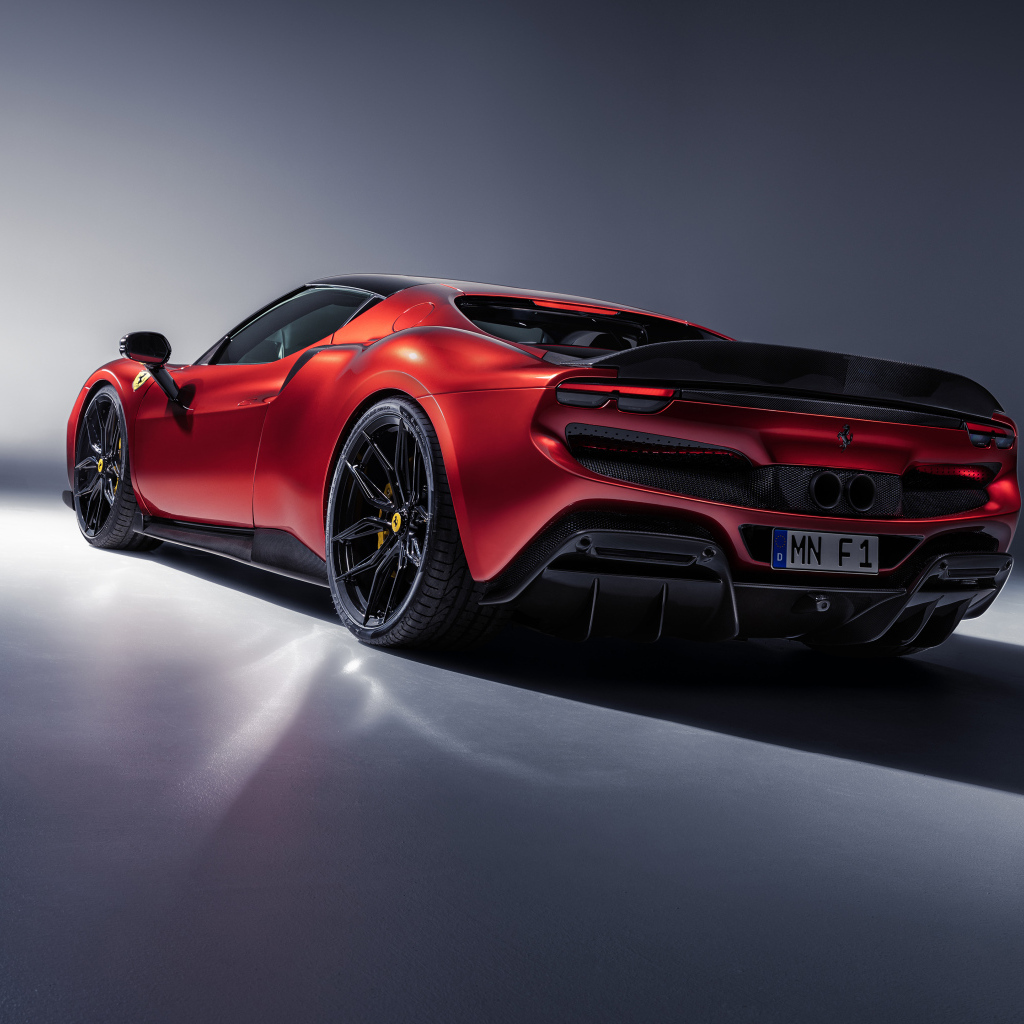 Вид сзади на красный автомобиль Novitec Ferrari 296 GTB Aero 2024 года