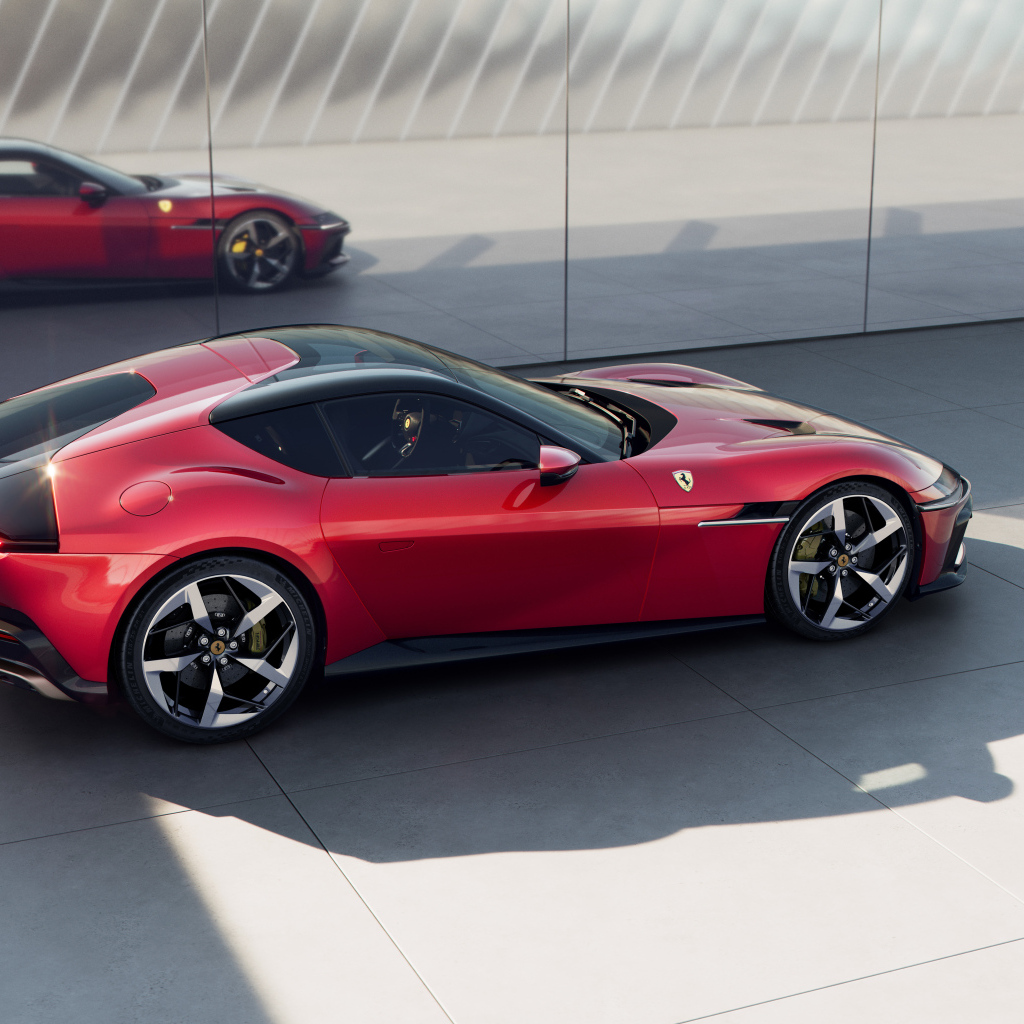 Красный автомобиль Ferrari 12Cilindri 2024 года у стены