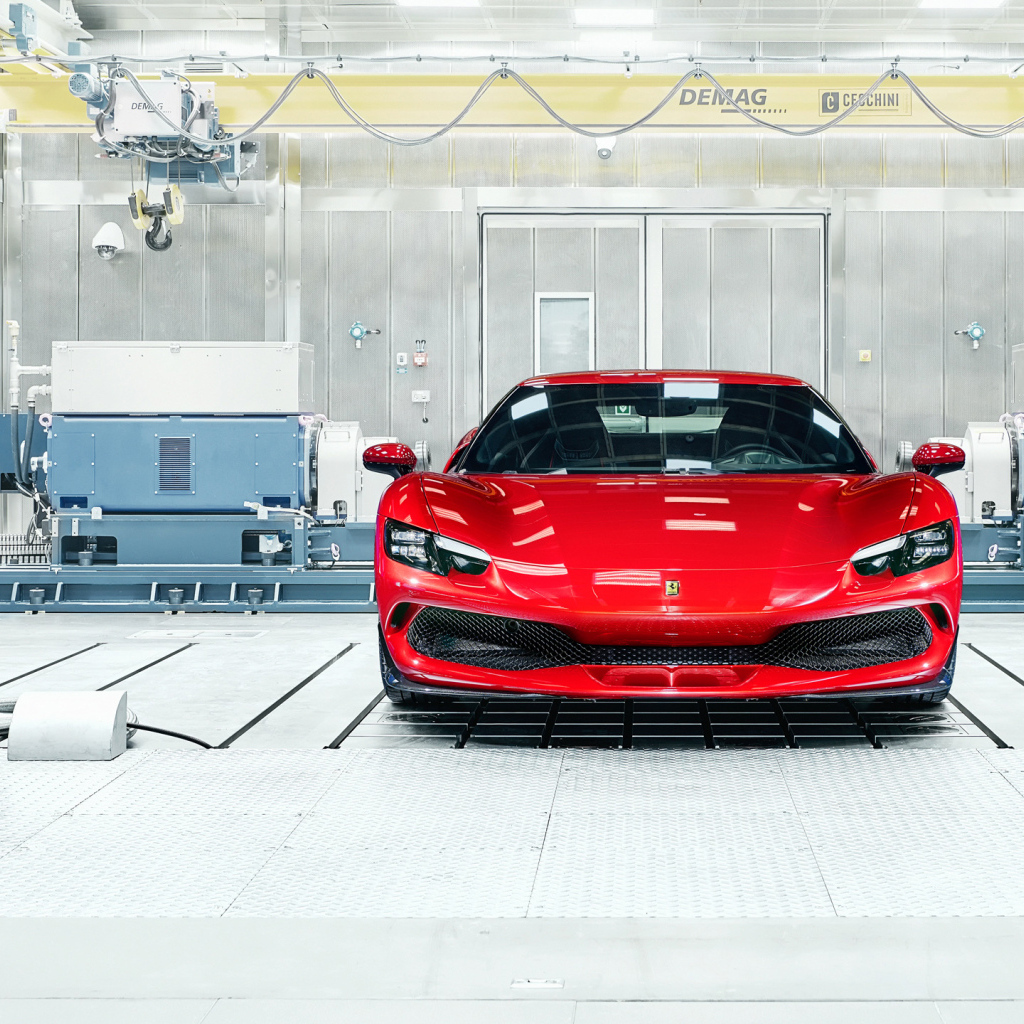 Красный автомобиль  Ferrari 296 GTB вид спереди