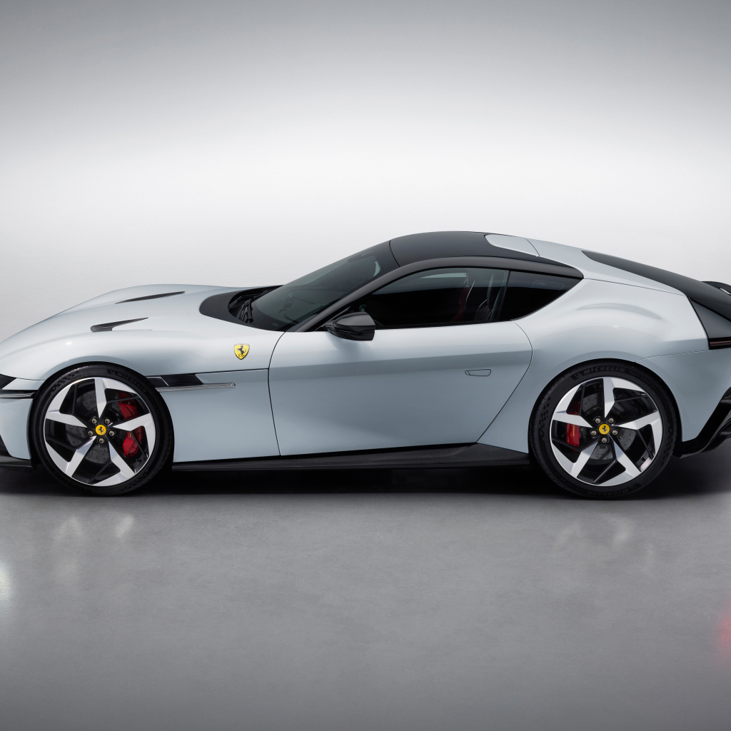 Вид сбоку на автомобиль Ferrari 12Cilindri 2024  года на сером фоне