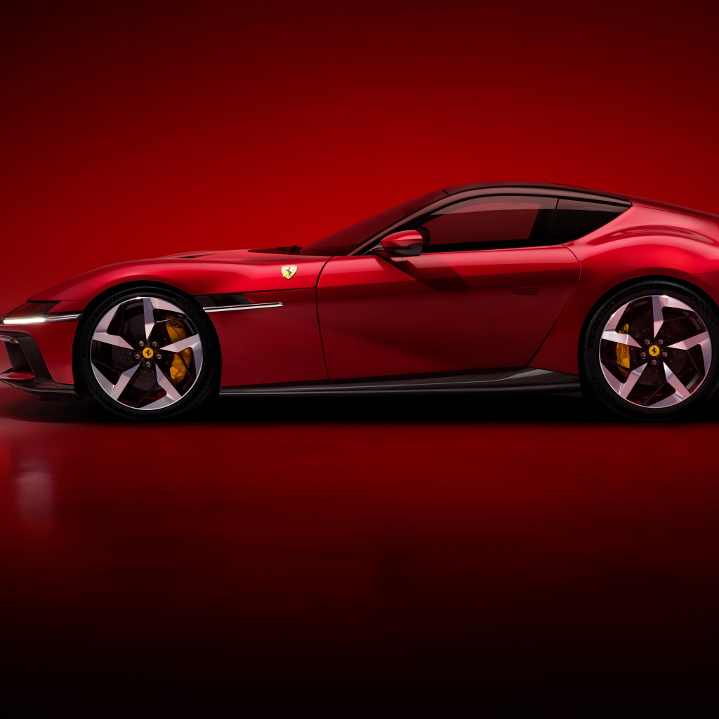 Вид сбоку на красный автомобиль Ferrari 12Cilindri 2024 года