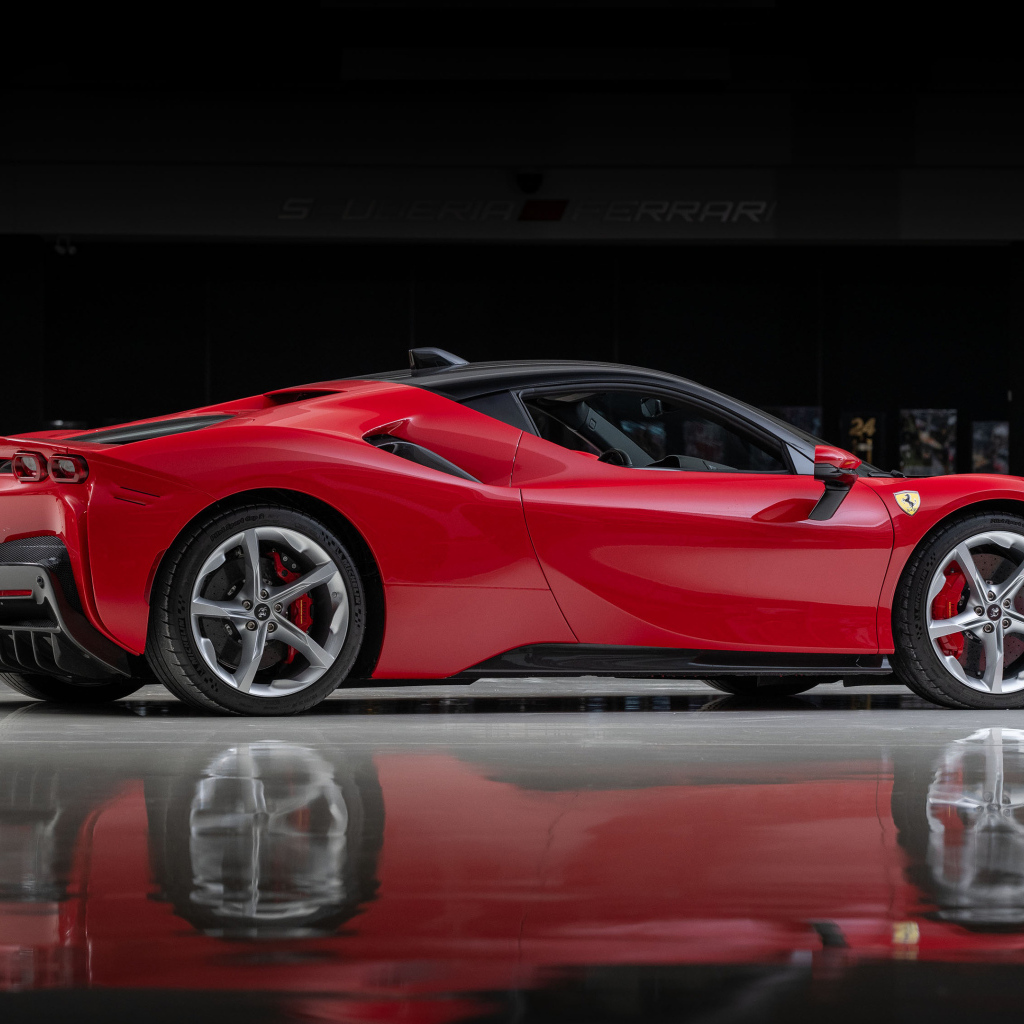 Вид сбоку на красный автомобиль Ferrari SF90 Stradale