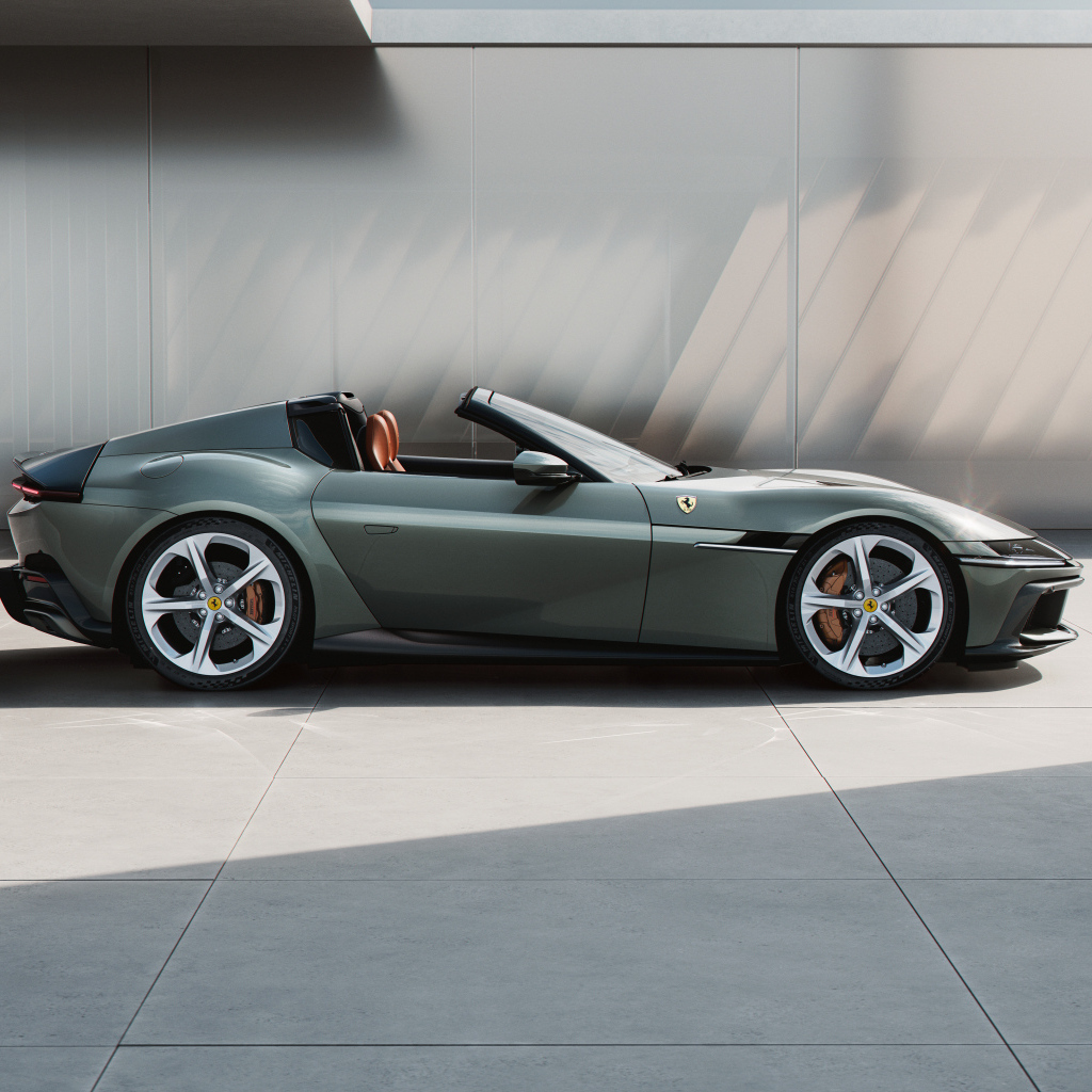 Вид сбоку на автомобиль Ferrari 12Cilindri Spider 2024 года