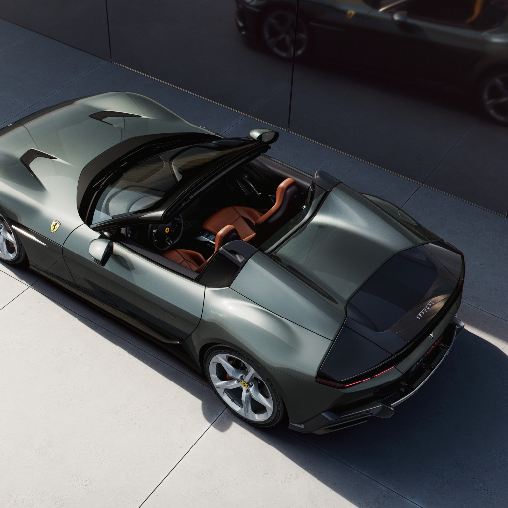 Вид сверху на автомобиль Ferrari 12Cilindri Spider 2024 года