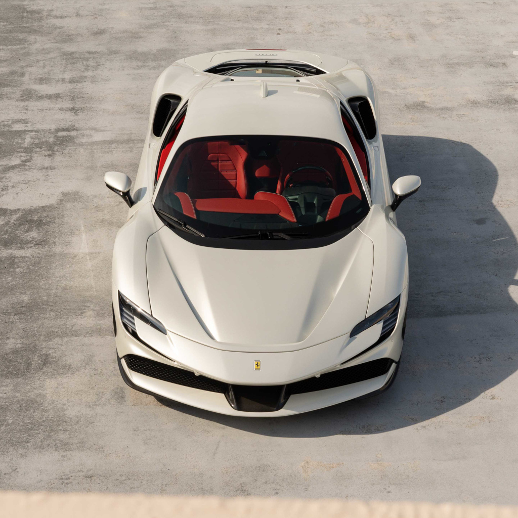 Белый автомобиль Ferrari SF90 Stradale