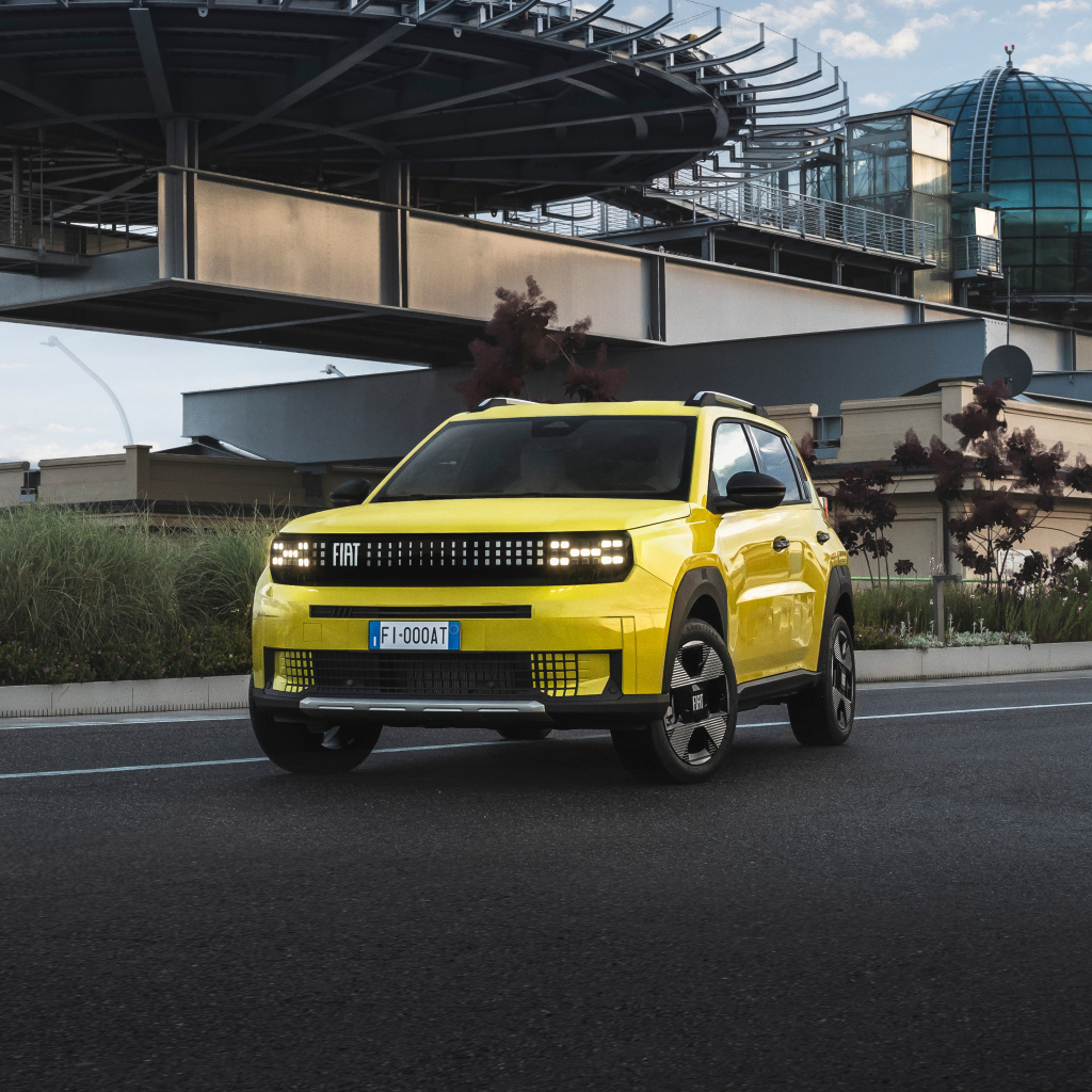 Желтый внедорожник Fiat Grande Panda Elettrica