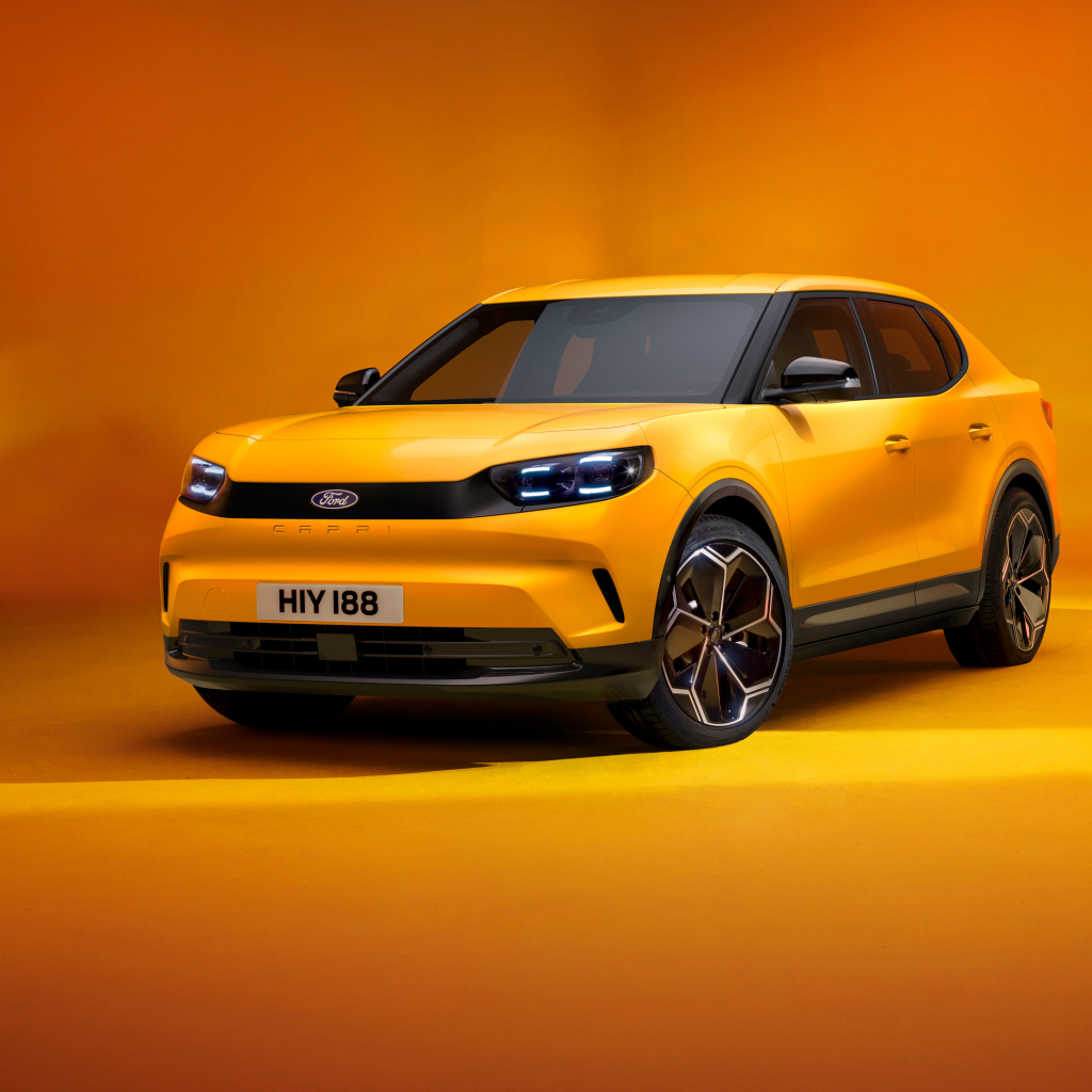 Автомобиль  Ford Capri 2024 года на оранжевом фоне