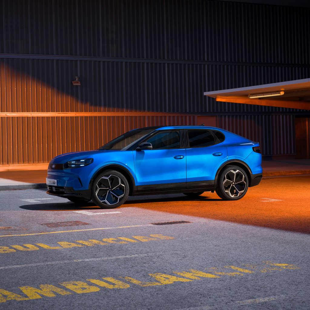 Синий автомобиль  Ford Capri 2024 года в городе