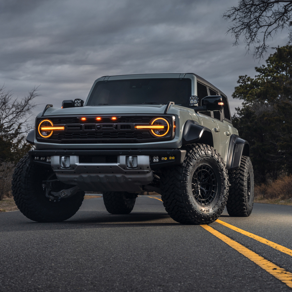 Внедорожник Ford Bronco Raptor на дороге ночью