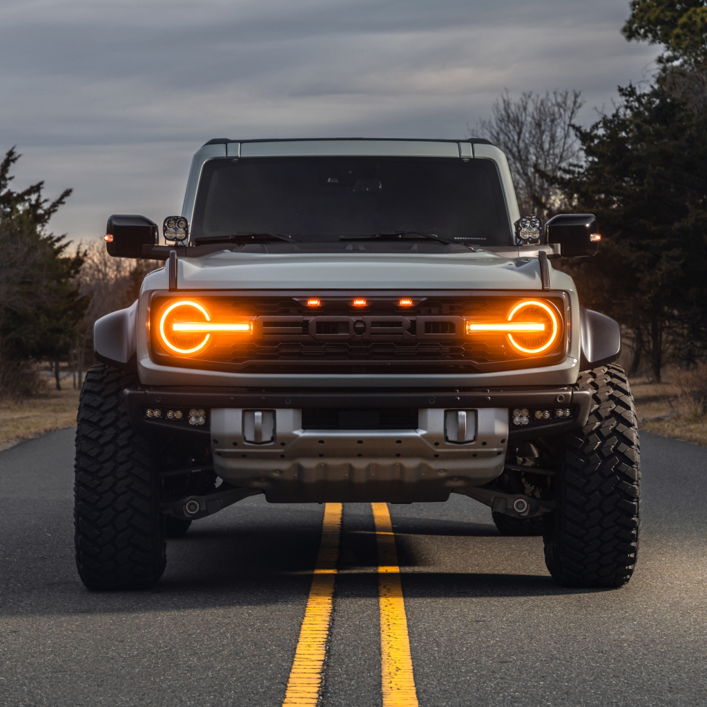 Включенные фары автомобиля Ford Bronco Raptor