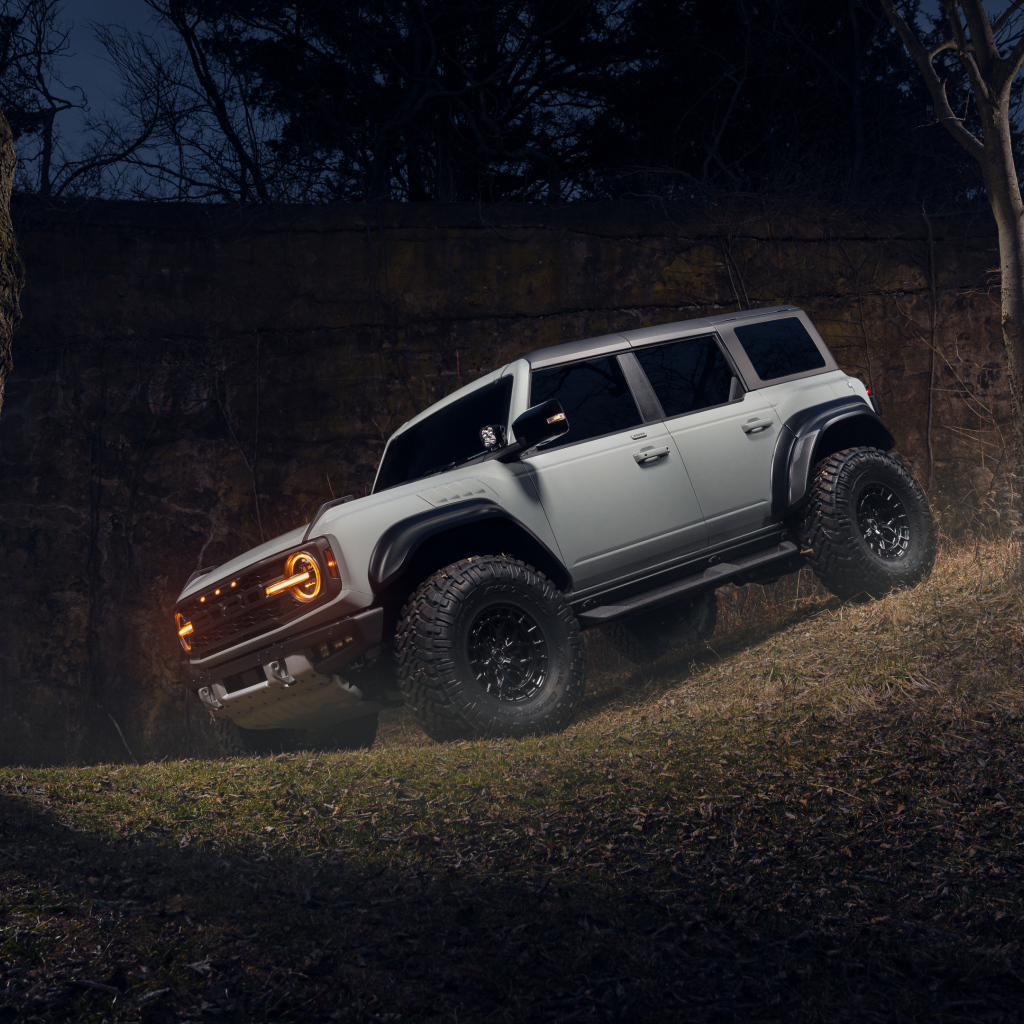 Джип Ford Bronco Raptor в лесу ночью