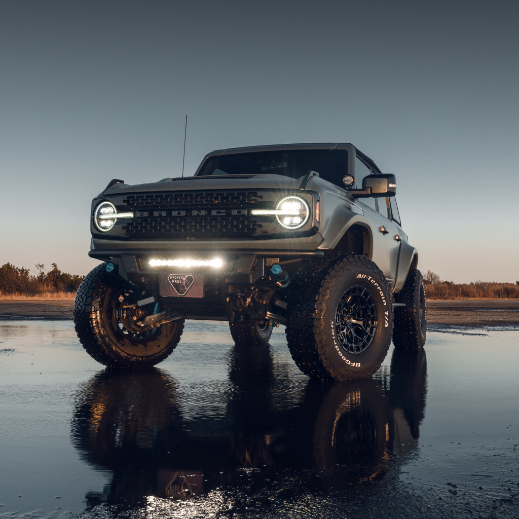 Автомобиль  Ford Bronco Vossen Wheels  на мокром асфальте