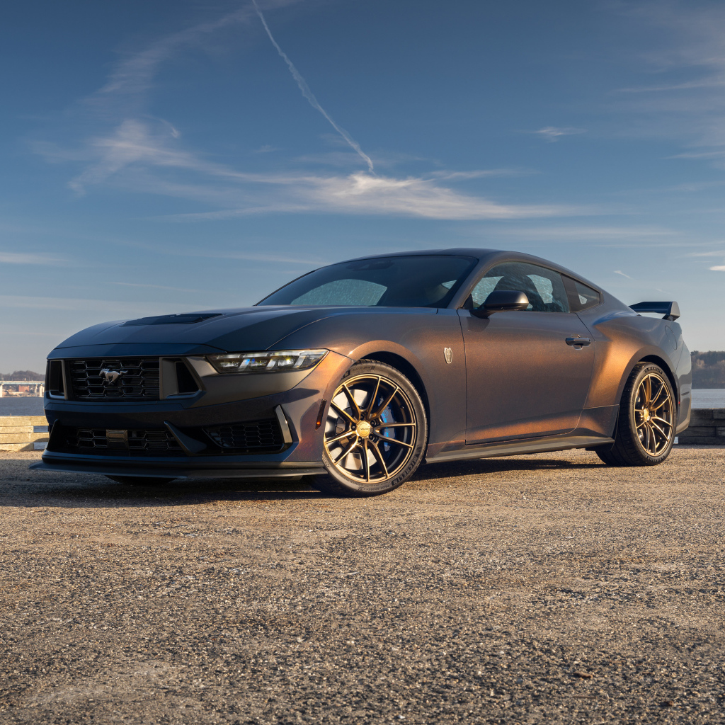 Автомобиль Ford Mustang Dark Horse