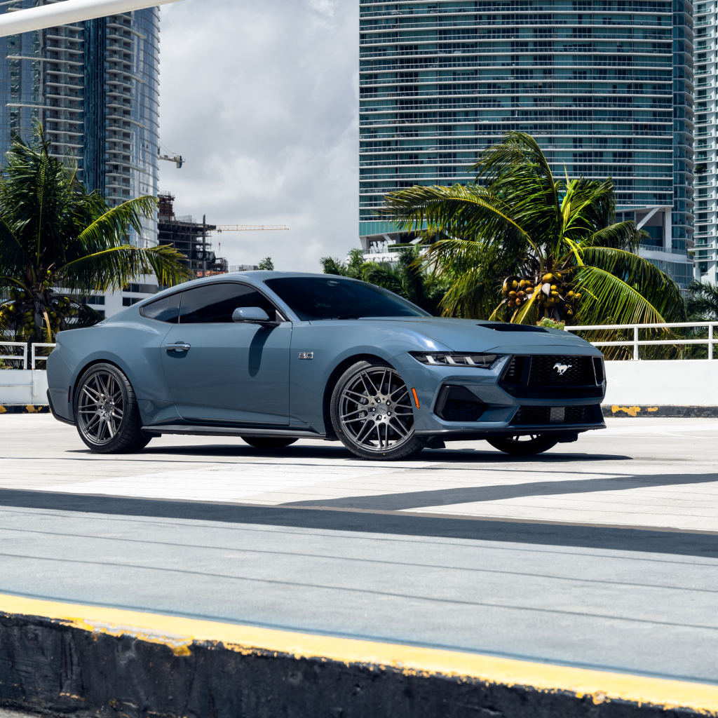 Автомобиль Ford Mustang Dark Horse у небоскребов