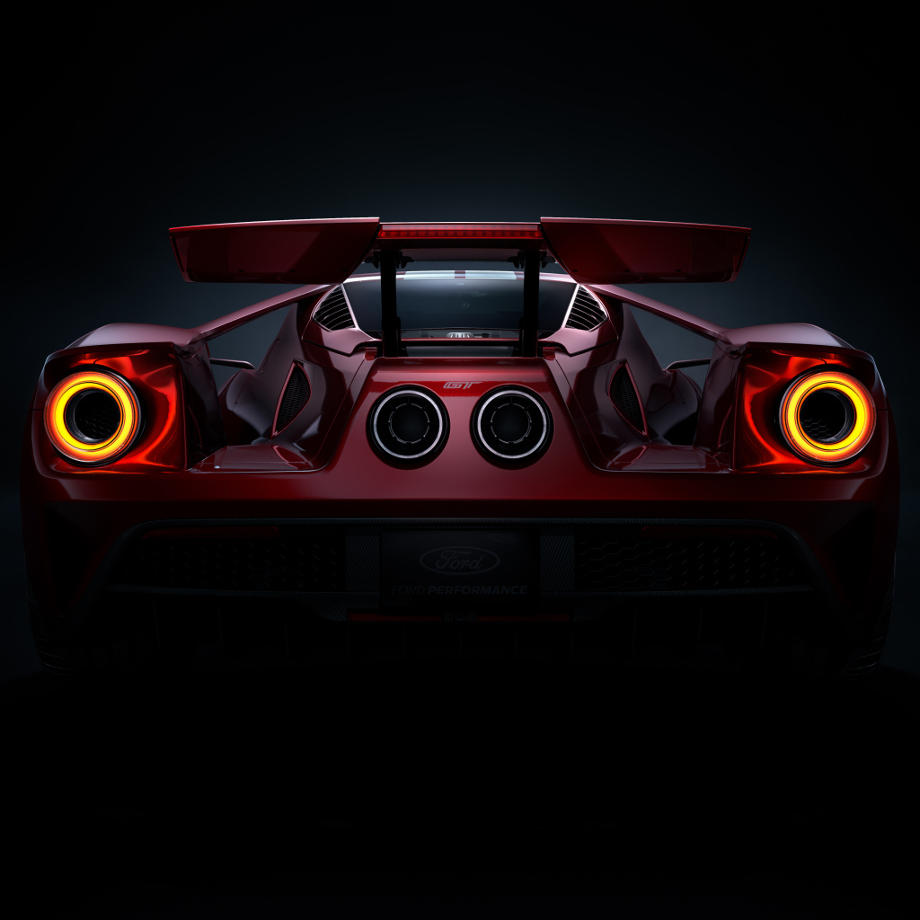 Вид сзади на автомобиль Ford GT  на черном фоне
