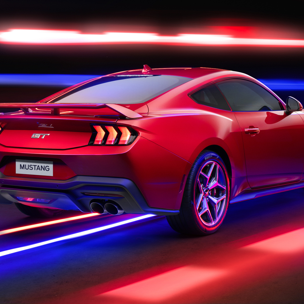 Вид сзади на красный автомобиль Ford Mustang GT Performance 2024 года