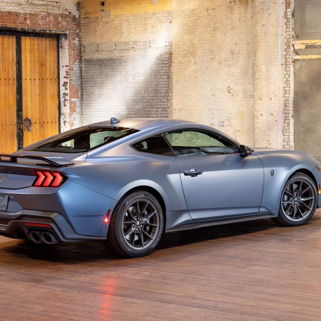 Вид сзади на серебристый автомобиль Ford Mustang Dark Horse Matte Clear Film 2024 года