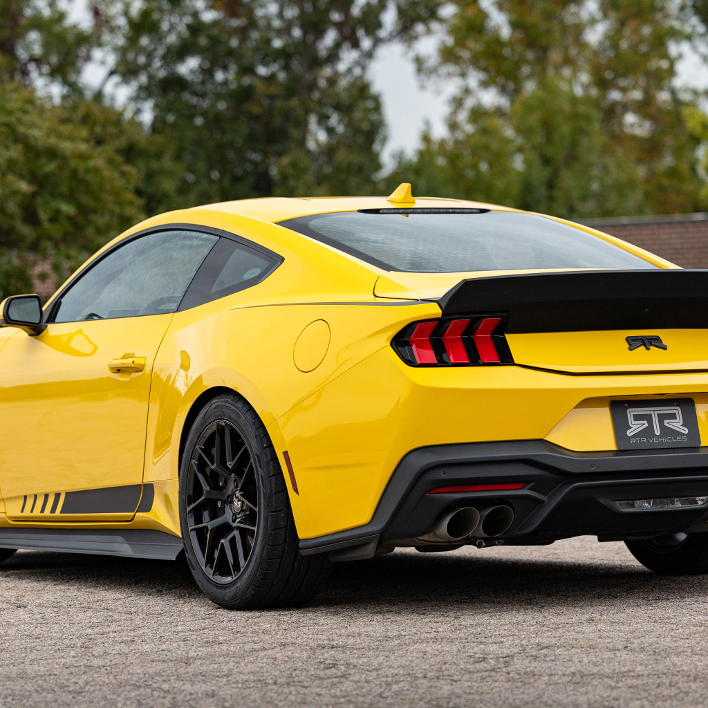 Вид сзади на желтый автомобиль RTR Ford Mustang S650 2024 года