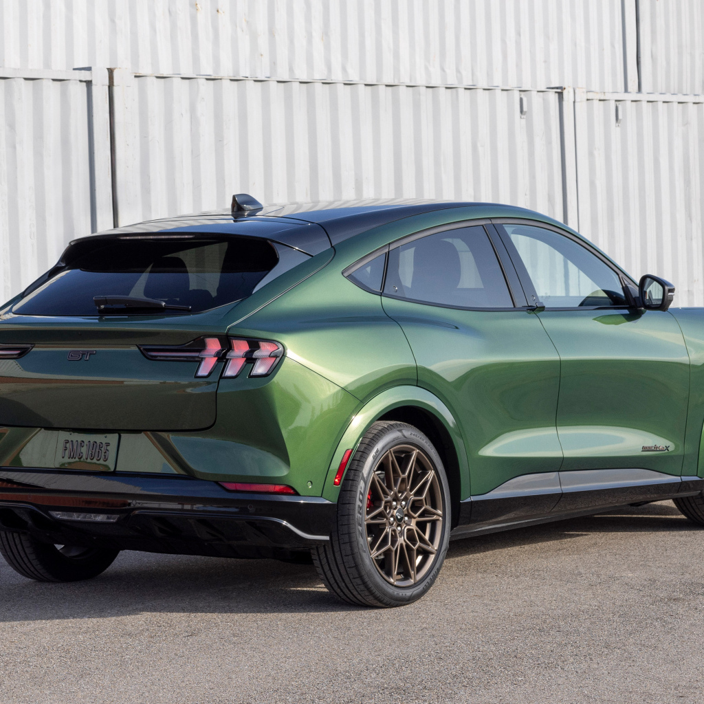 Вид сзади на автомобиль  Ford Mustang Mach-E GT Bronze Appearance Package 2024  года