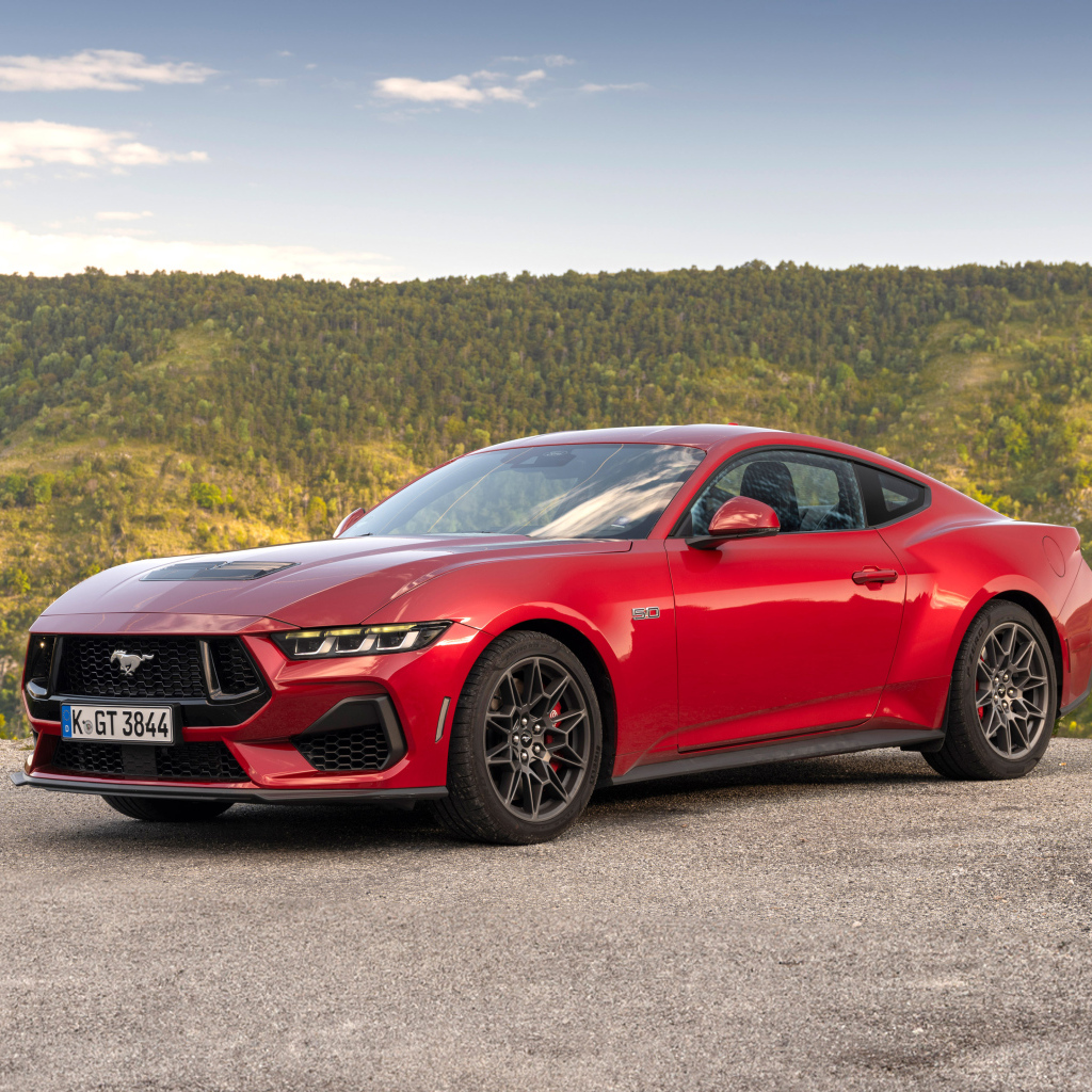 Красный автомобиль Ford Mustang GT 2024 года