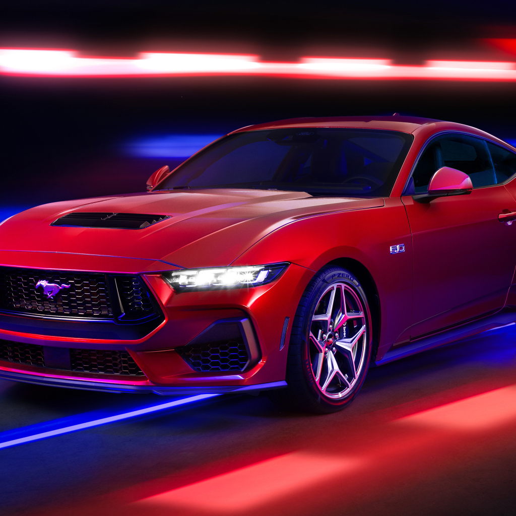 Красный автомобиль Ford Mustang GT Performance 2024 года на черном фоне