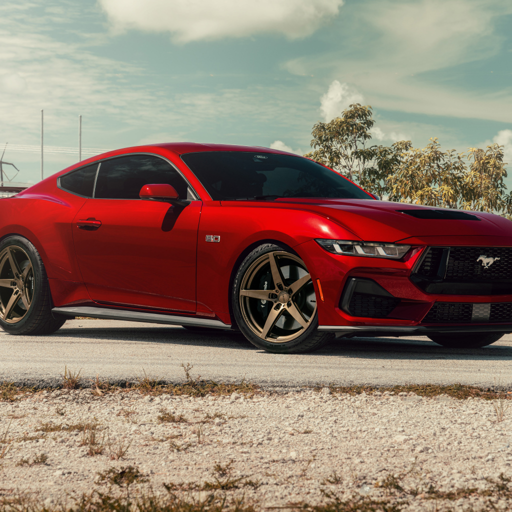 Красный Ford Mustang GT S650 на дороге