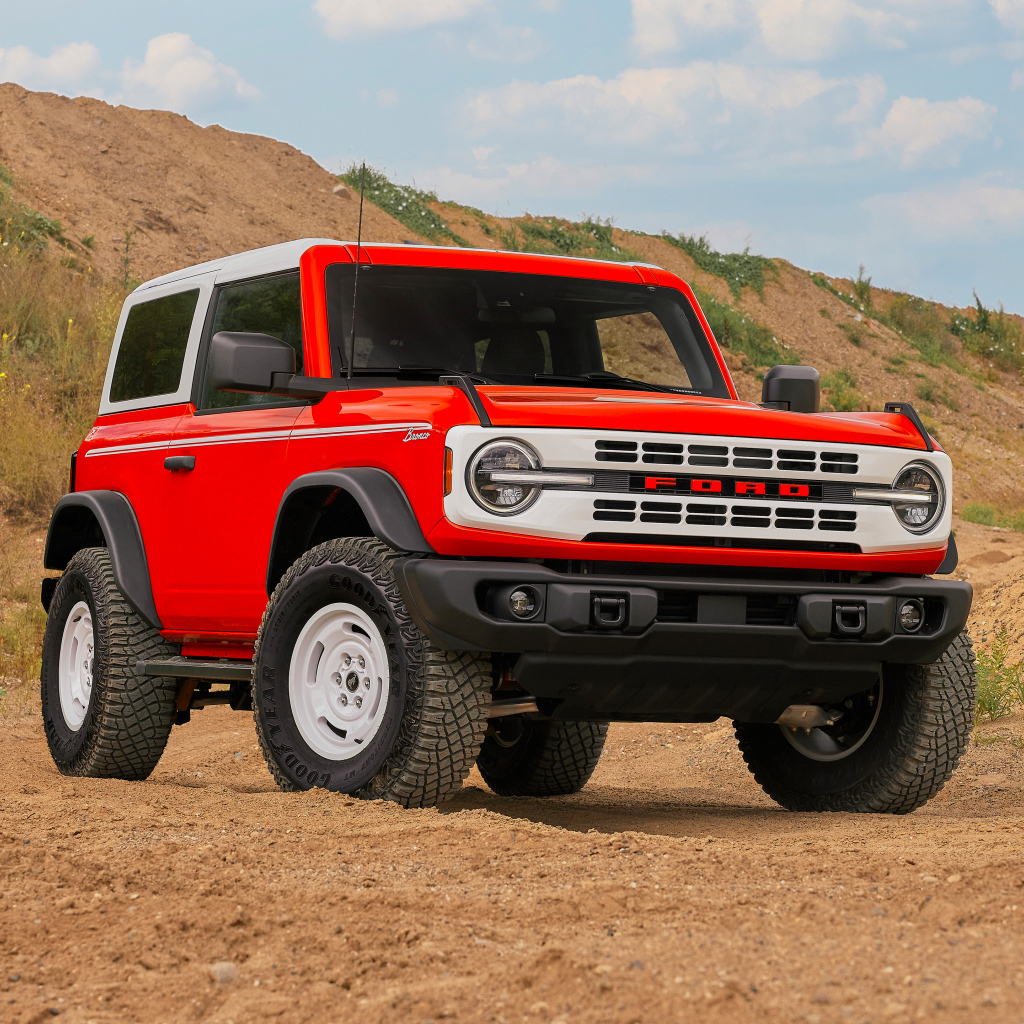 Красный джип Ford Bronco Heritage Edition 2-Door