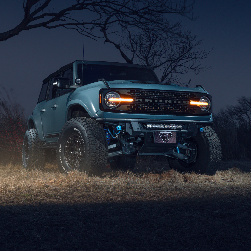 Внедорожник  Ford Bronco Vossen Wheels ночью