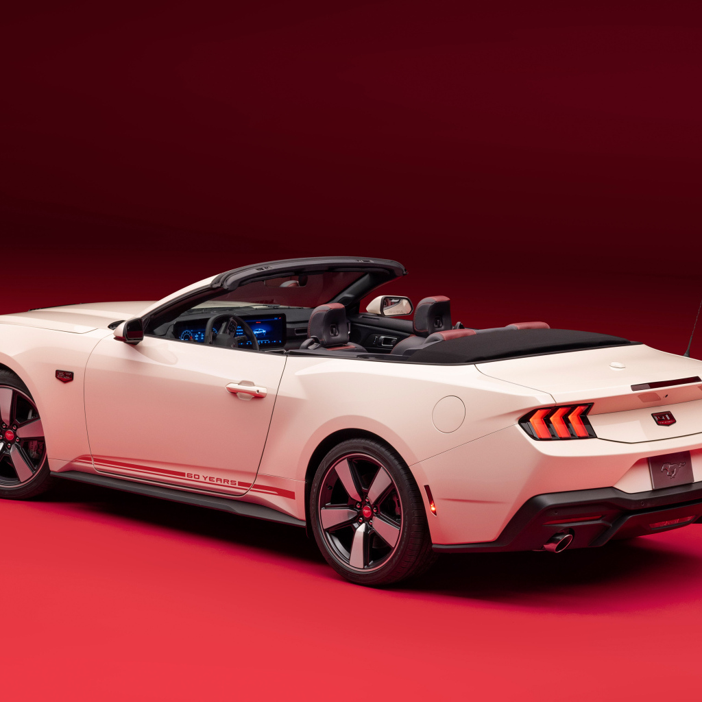 Вид сбоку на белый автомобиль Ford Mustang GT Convertible 60th Anniversary Package 2025 года