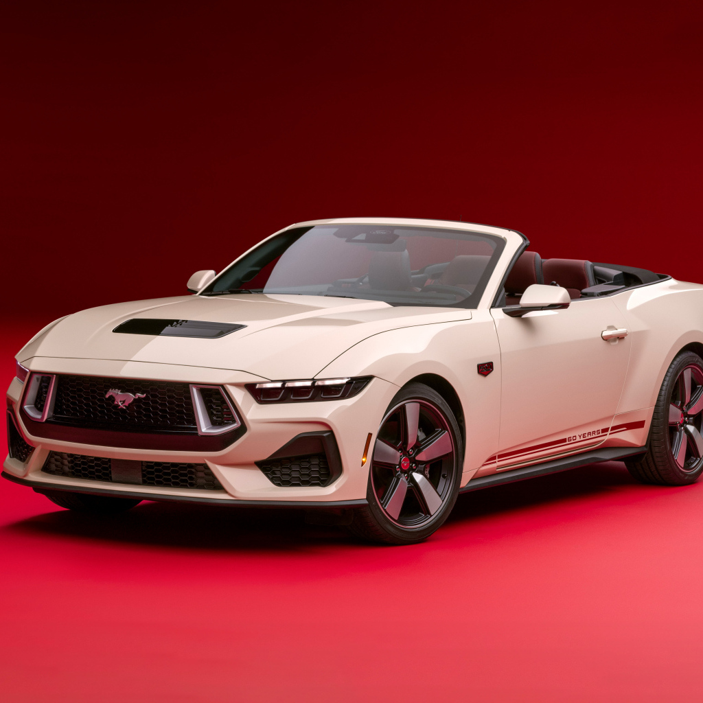 Белый кабриолет Ford Mustang GT Convertible 60th Anniversary Package 2024 года
