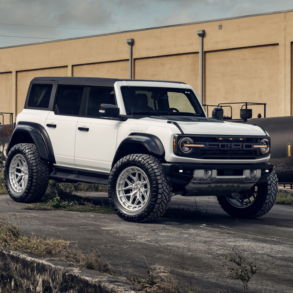 Белый джип Custom Ford Bronco Raptor