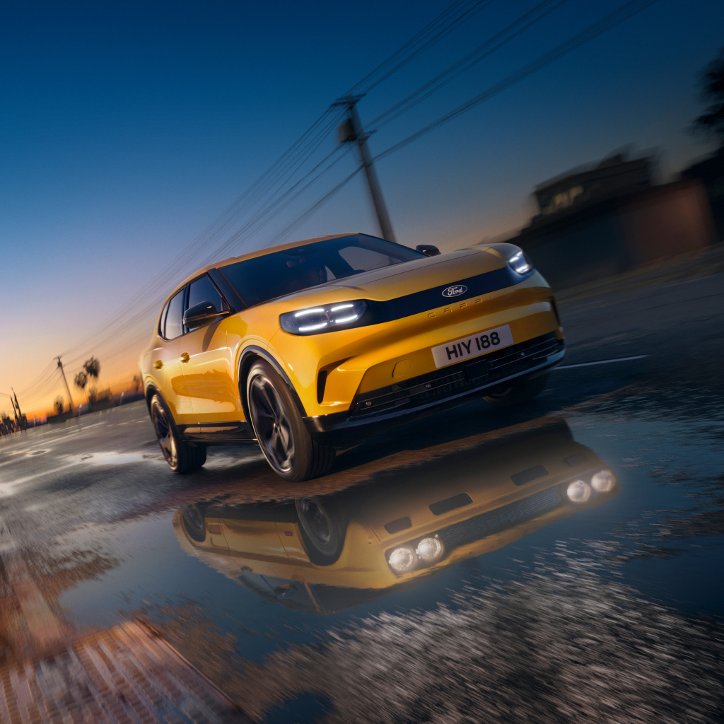 Желтый  Ford Capri 2024 года на мокрой дороге