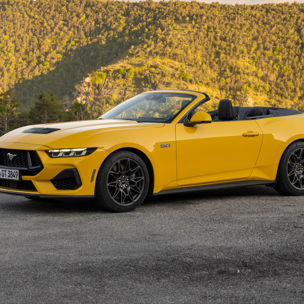 Желтый автомобиль Ford Mustang GT Convertible 2024 года
