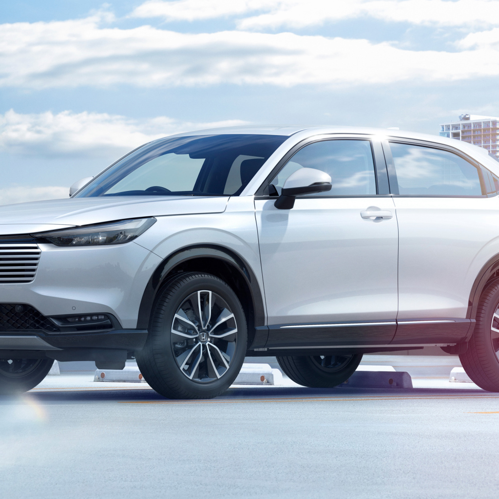 Автомобиль Honda Vezel EHEV Z 2024 года на фоне города