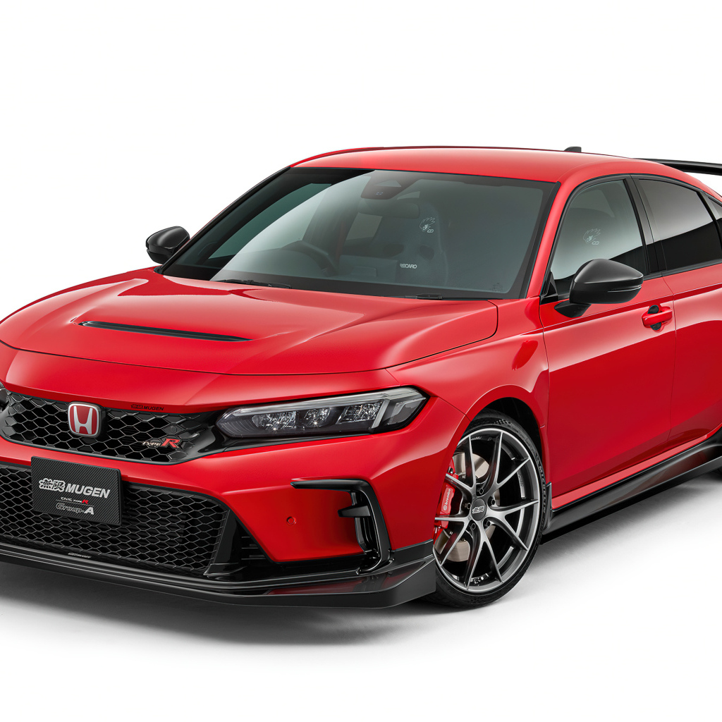 Красный автомобиль Mugen Honda Civic Type R 2024 года на белом фоне