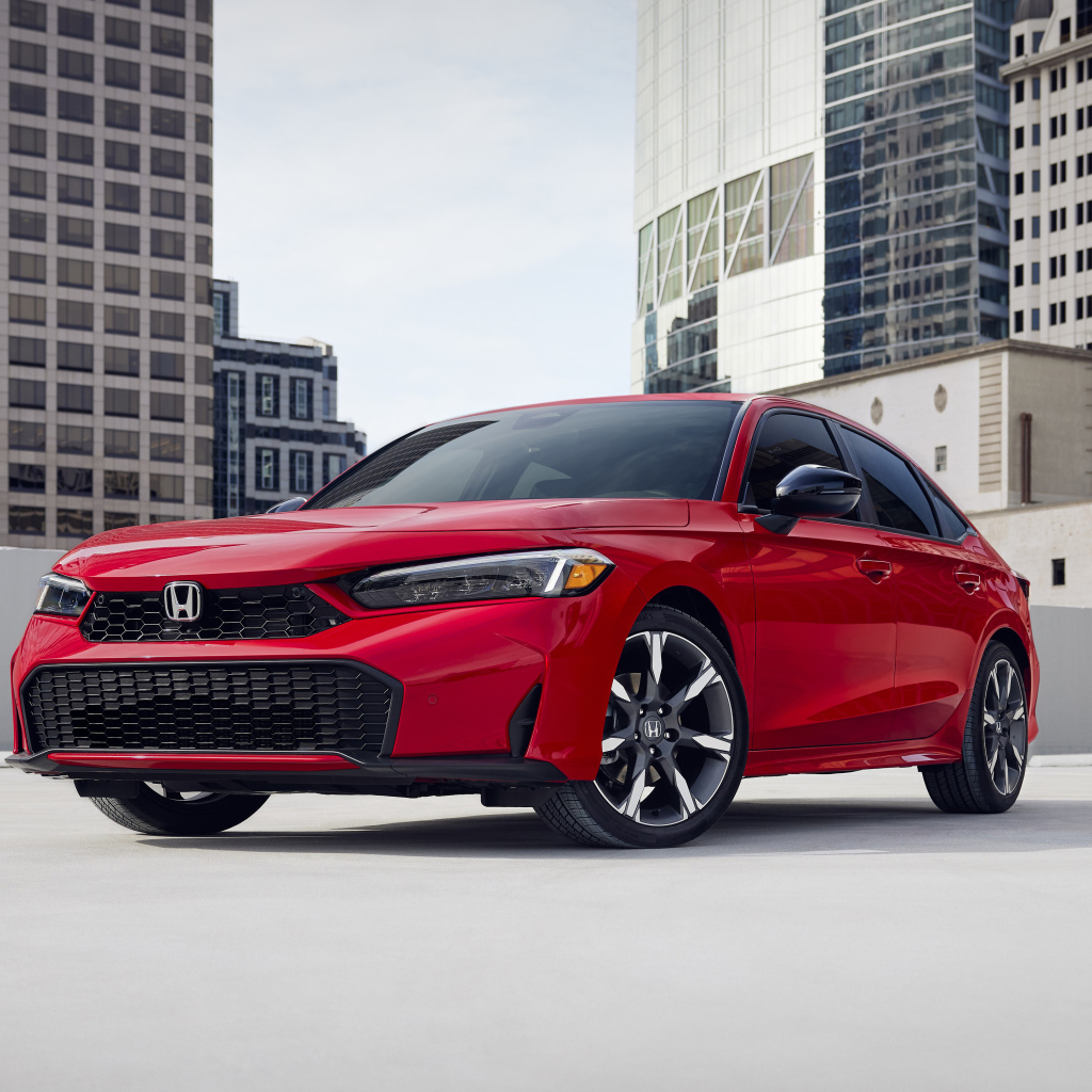 Красный автомобиль Honda Civic Sport Touring Hybrid Sedan 2025 года