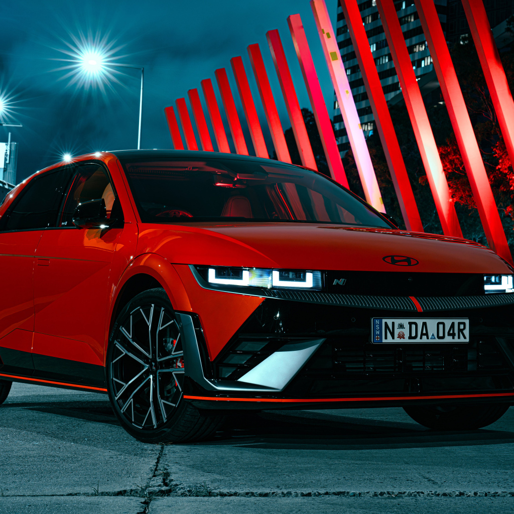 Красный автомобиль Hyundai IONIQ 5 N 2024 года