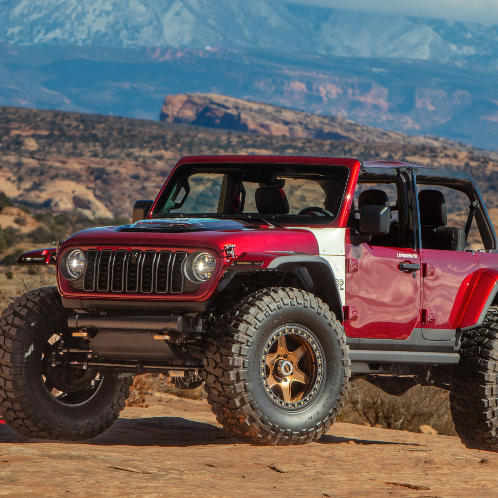 Красный внедорожник Jeep Low Down Concept 2024  года в горах