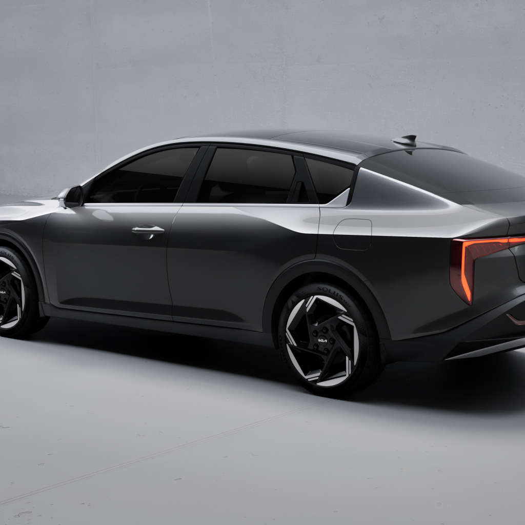 Черный автомобиль Kia K4 2025 года вид сзади