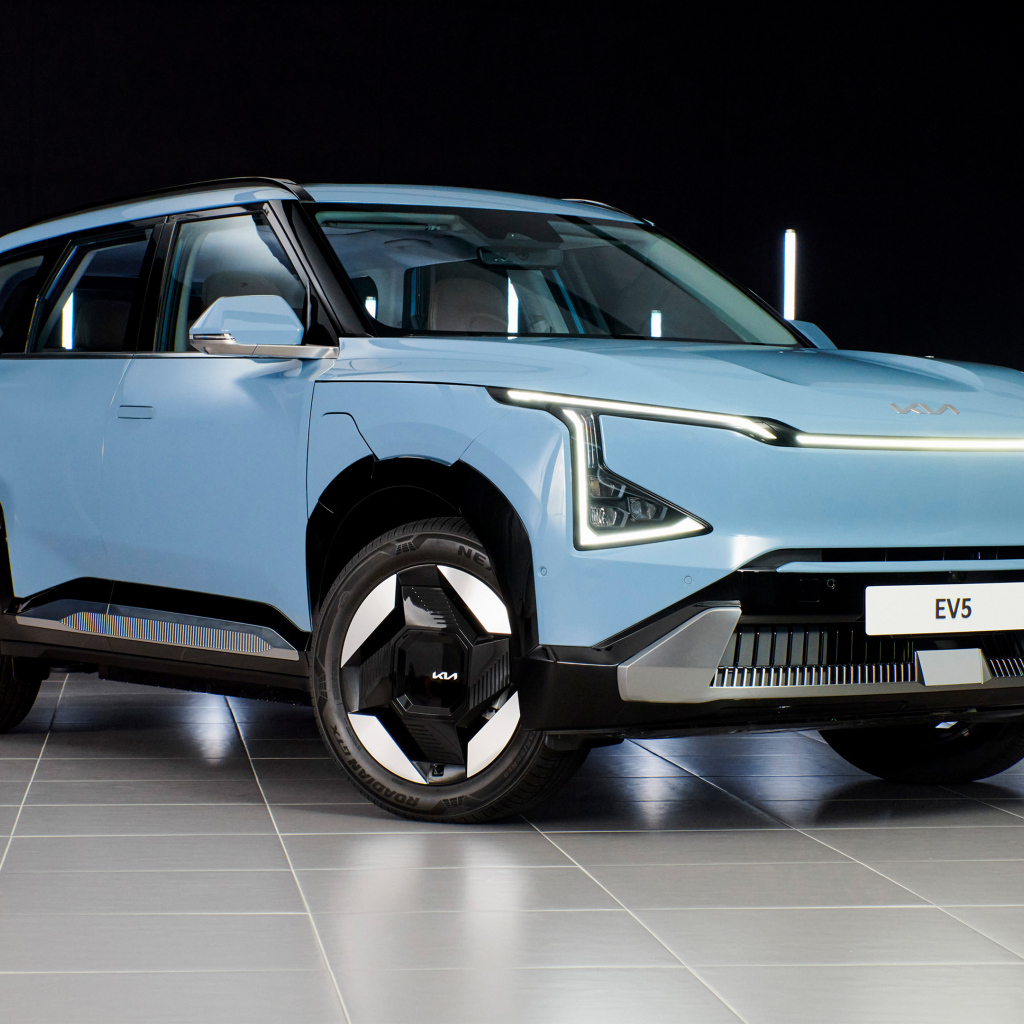 Голубой автомобиль Kia EV5 Prototype 2024 года