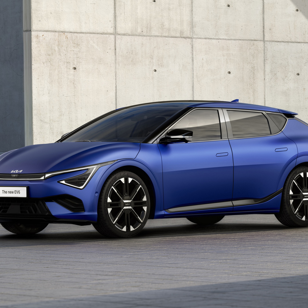 Синий автомобиль Kia EV6 GT-Line 2024 года